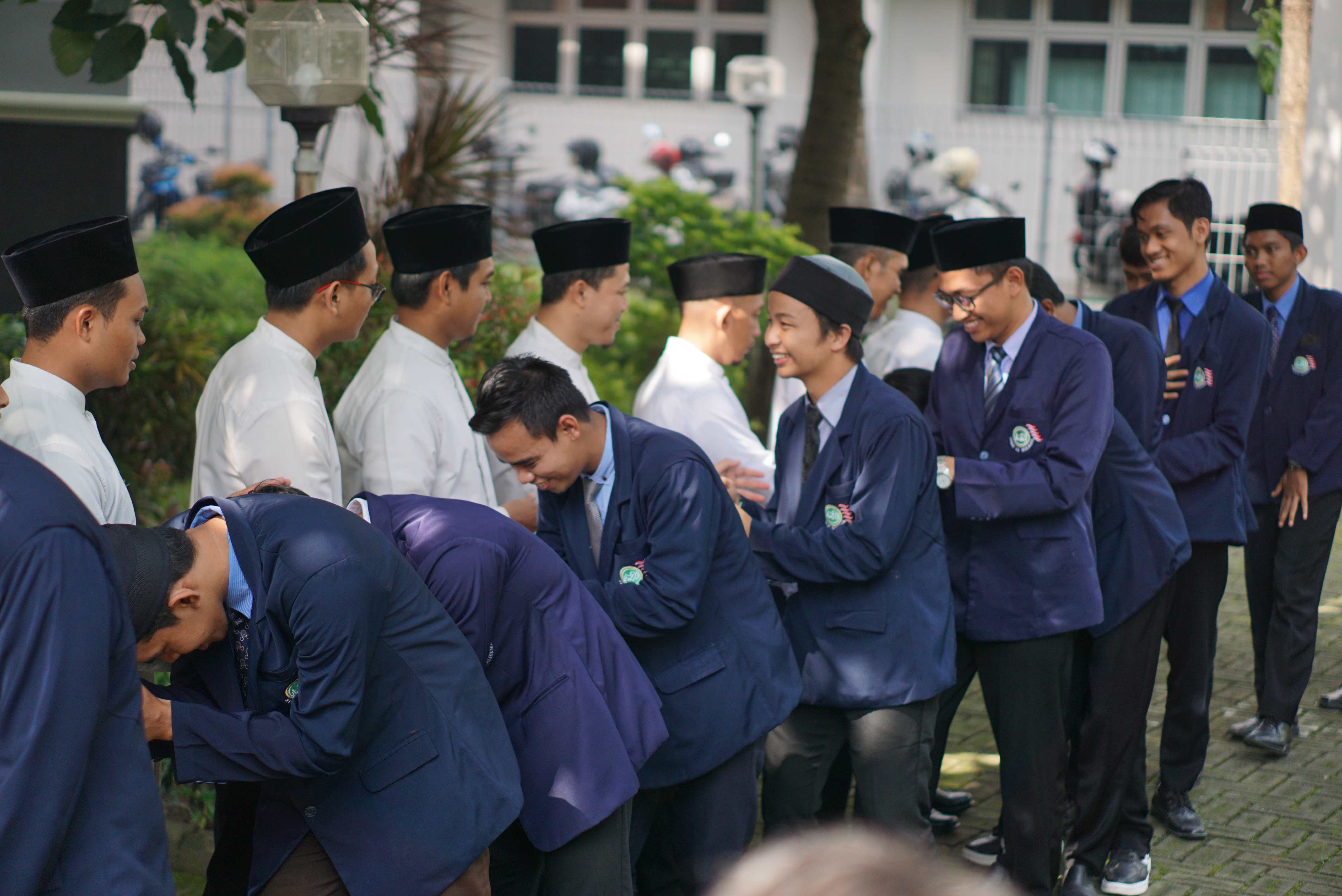 mahasiswa bersalaman dengan para dosen di lingkungan STKIP Al Hikmah 
