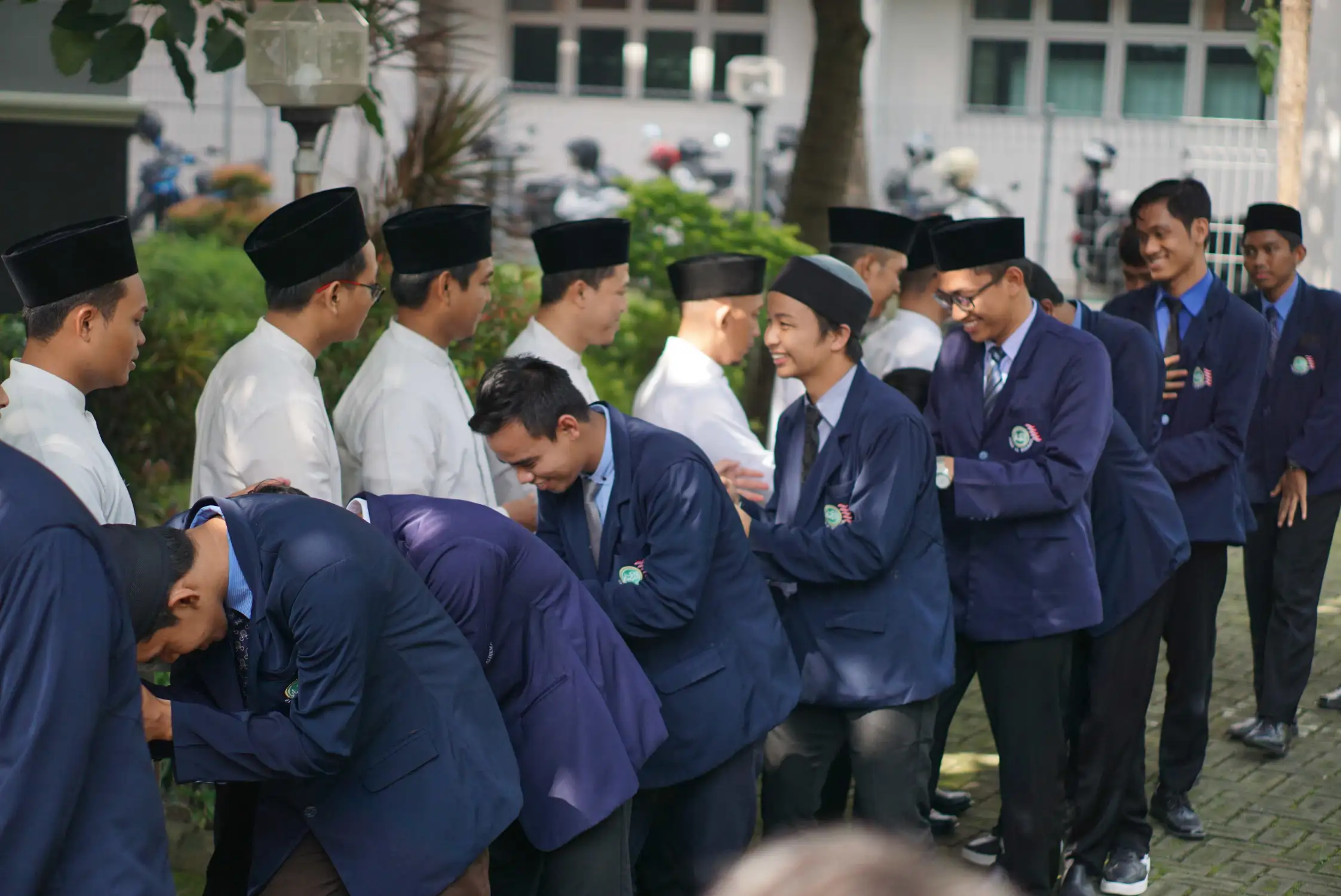 mahasiswa bersalaman dengan para dosen di lingkungan STKIP Al Hikmah 