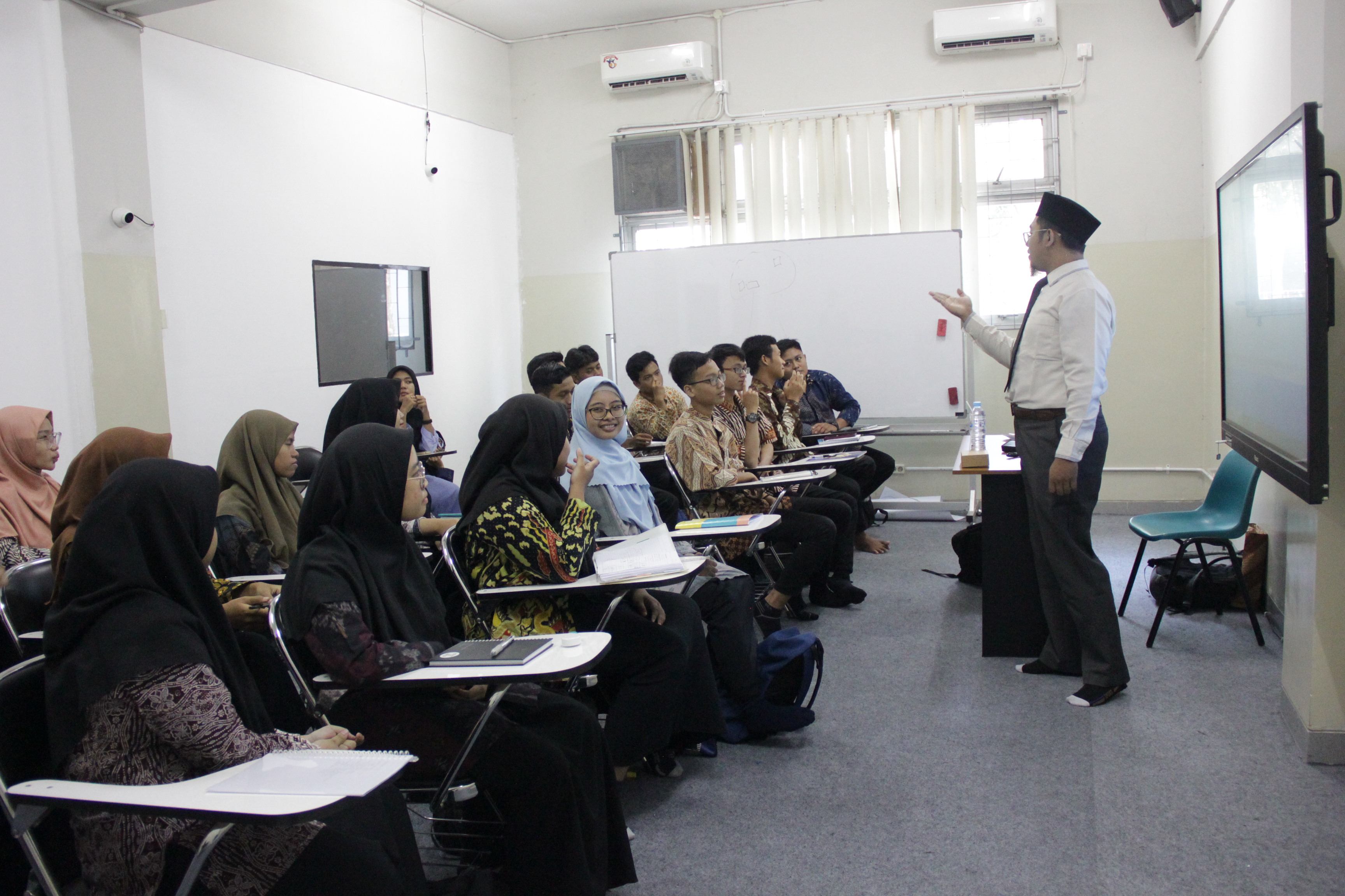 pembelajaran tracer study di lab micro teaching stkip al hikmah