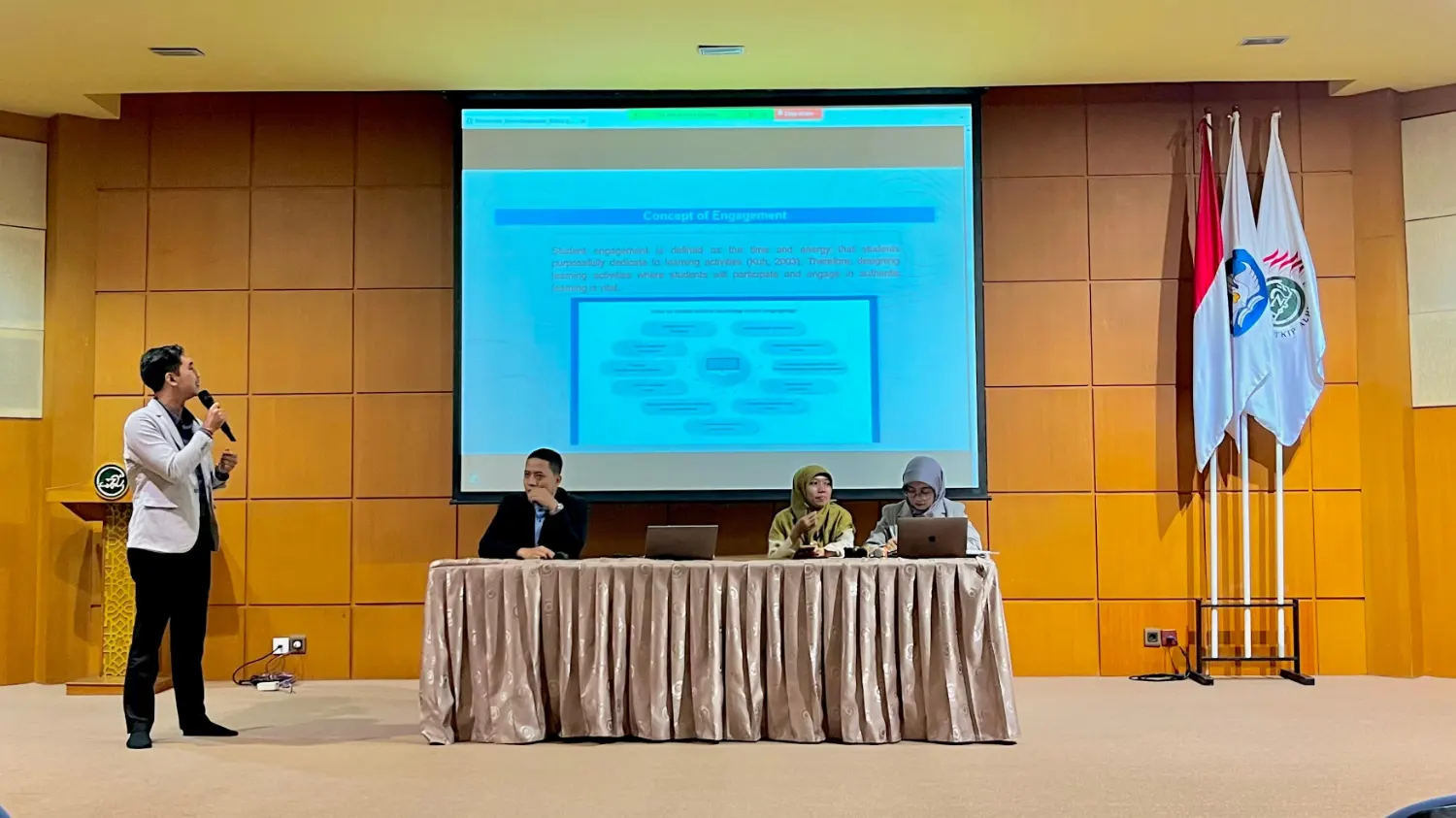 foto mahasiswa stkip al hikmah surabaya mengikuti acara LKMMTD